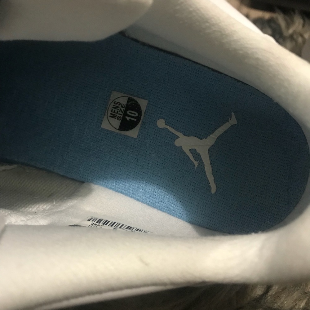 Air Jordan 11s low UNC - Picture 7 of 7